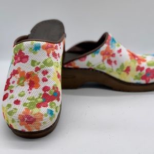NWOT SANITA professional work clogs
